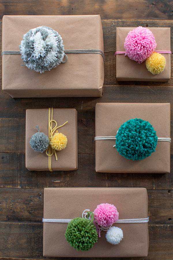 Pompones de lana para decorar regalos