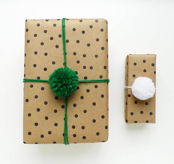 Regalos decorados con pompones