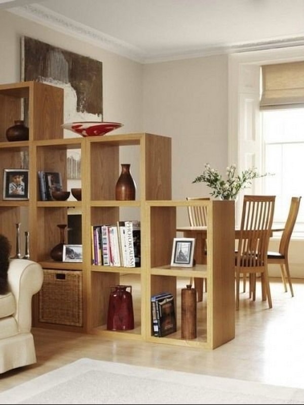 Estantería de madera para separar el salón del comedor