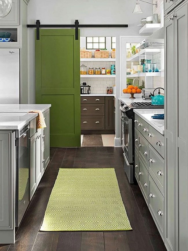 Puerta corredera en color verde para la cocina