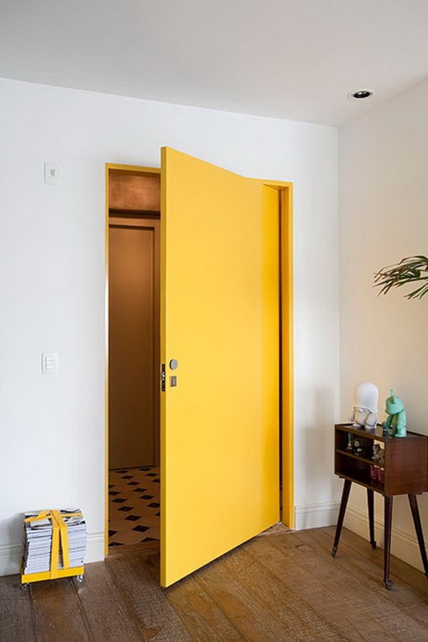 Puerta interior amarilla