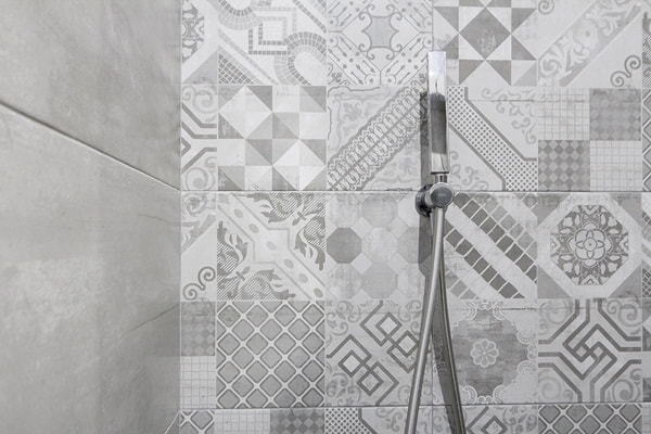Revestimiento moderno en paredes de baño