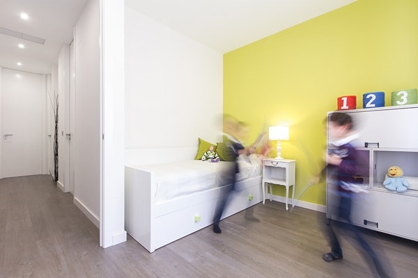 Pared amarilla en el dormitorio infantil