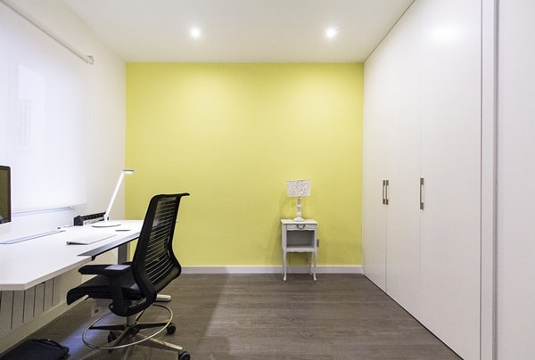 Dormitorio infantil en blanco y amarillo