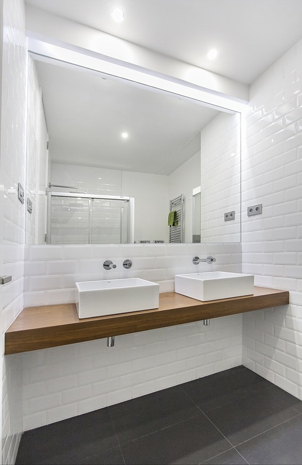 Baño blanco con toques de madera