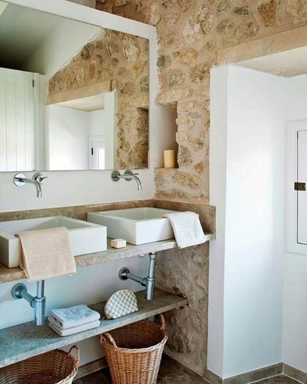 Pared de piedra en el baño