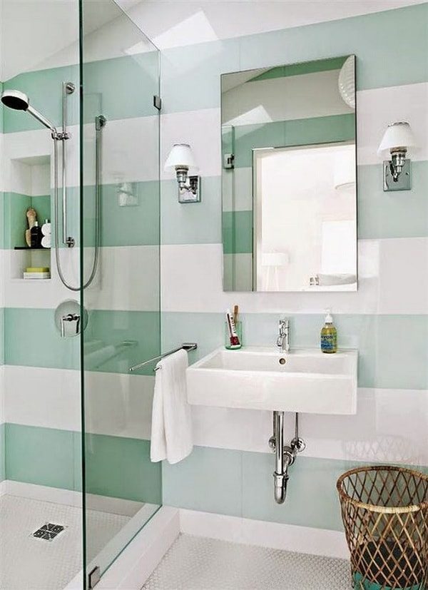 Papel pintado a rayas en el baño