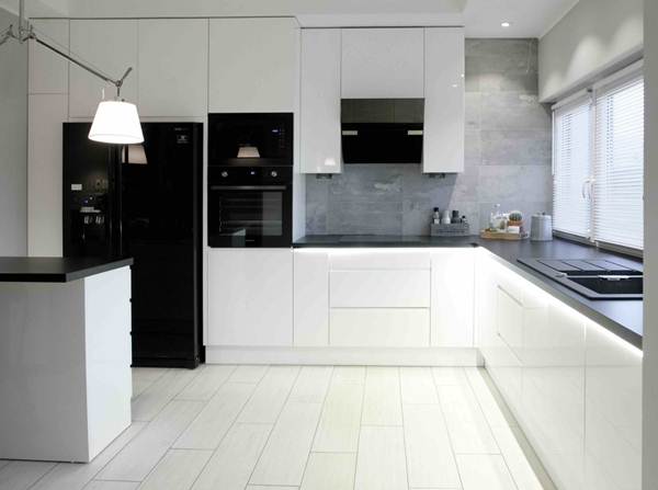 Muebles de cocina blancos y electrodomésticos negros