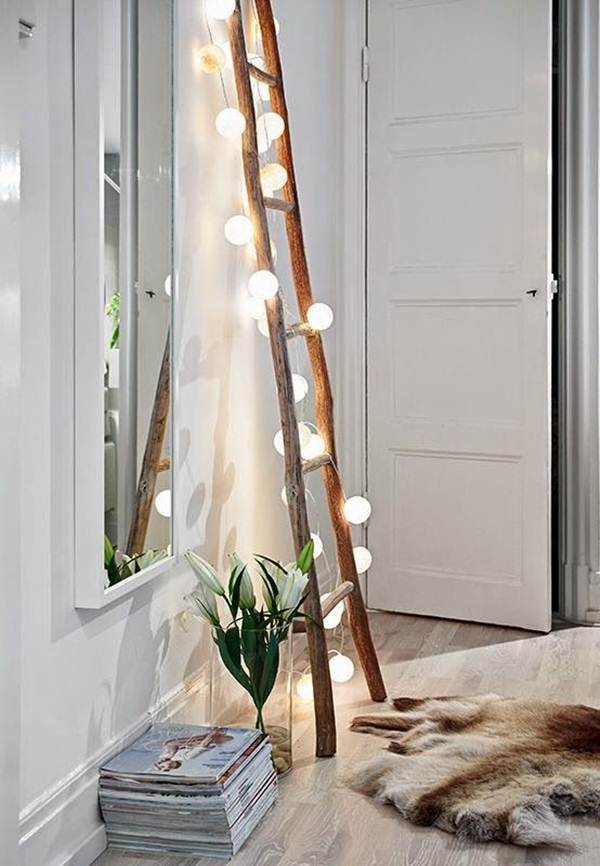 Guirnaldas de luces en escalera de mano