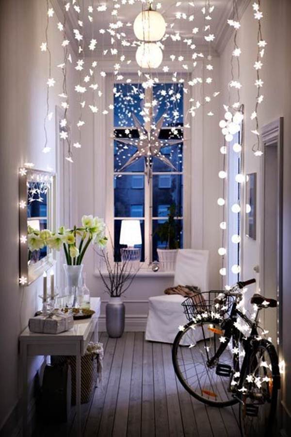 Recibidor decorado con guirnaldas de luces