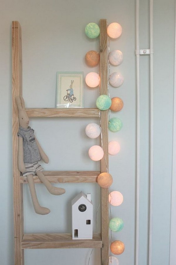 Guirnaldas de luces en el dormitorio infantil