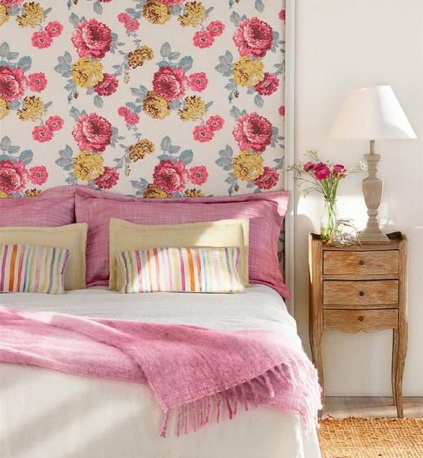 Papel pintado con flores como cabecero de cama
