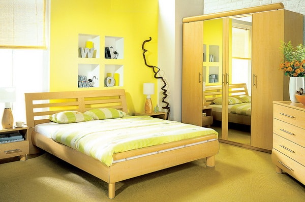 Amarillo en una pared del dormitorio