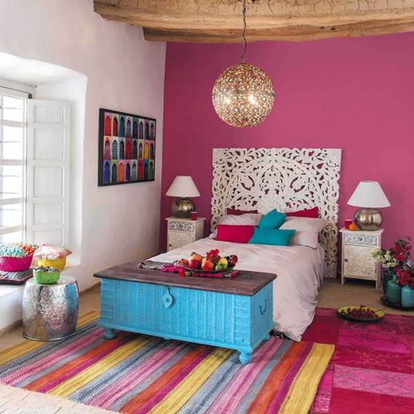 Dormitorio con mucho color