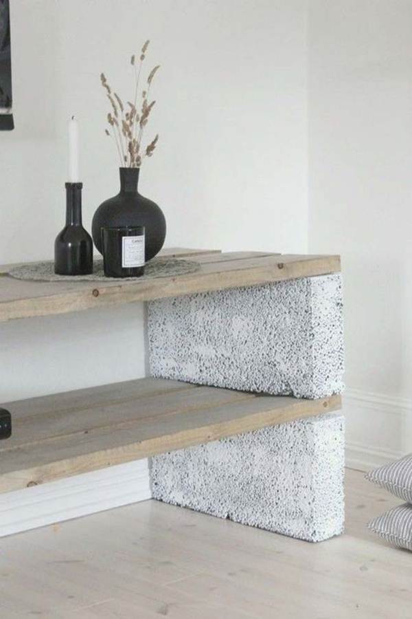 Bloques de cemento y tablas de madera como mesa auxiliar