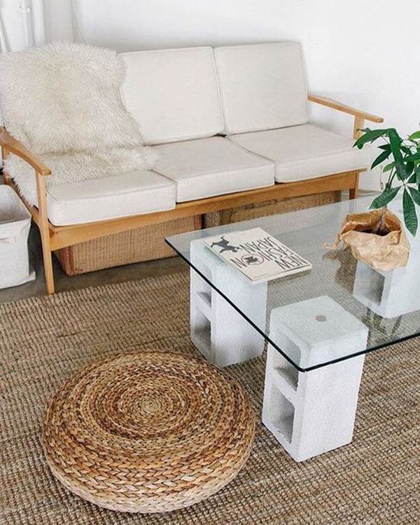 Mesa ratona con bloques de cemento y vidrio