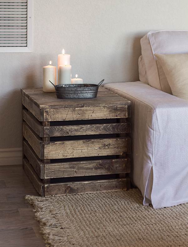 Caja de madera como mesa auxiliar