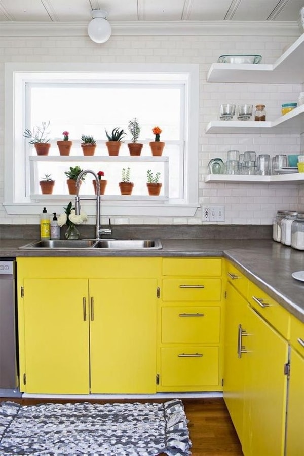 Muebles de cocina pintados en amarillo