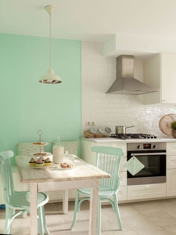 Cocina en blanco y verde agua