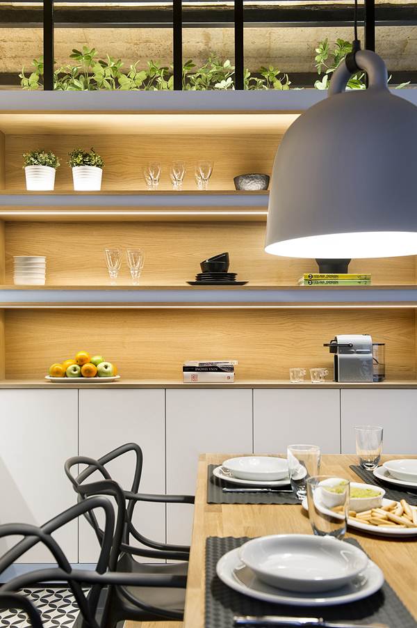 Mueble de cocina con estantes abiertos