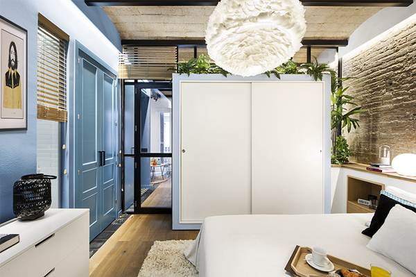 Dormitorio con cerramientos de cristal