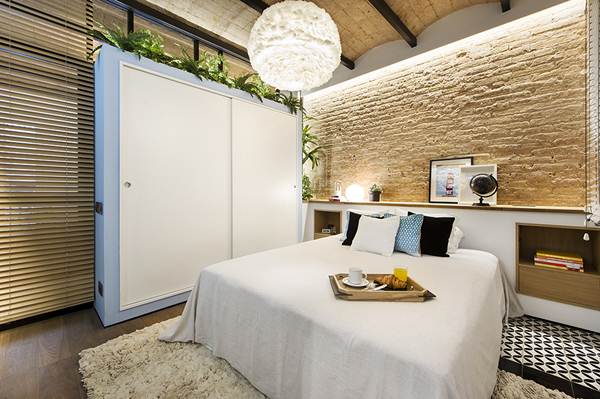 Dormitorio con cabecero de obra