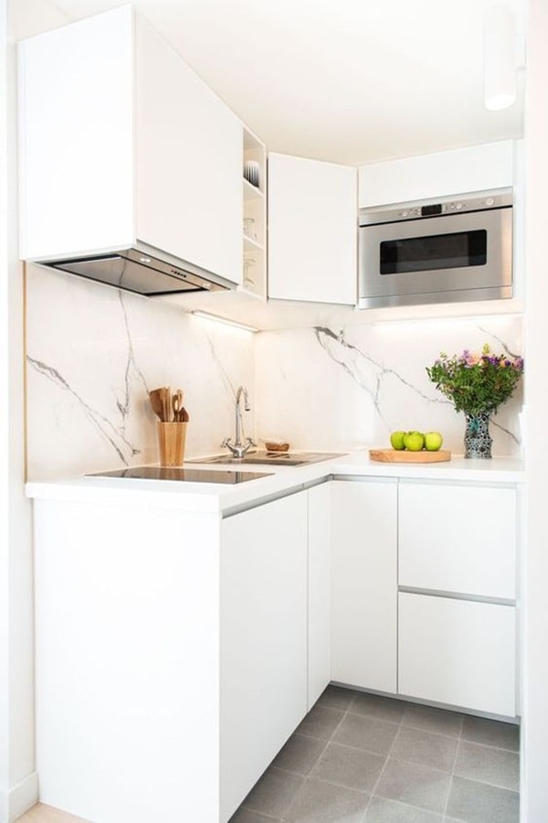 Cocina pequeña con muebles blancos
