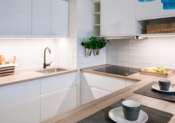 Cocina en U con encimera de madera