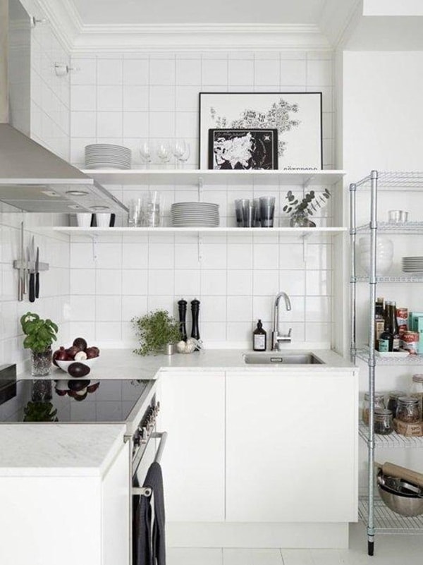 Cocina con estantería abierta