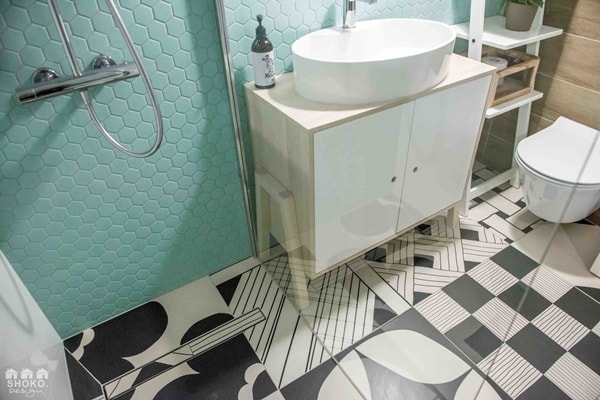 Azulejos hexagonales y porcelanato en blanco y negro