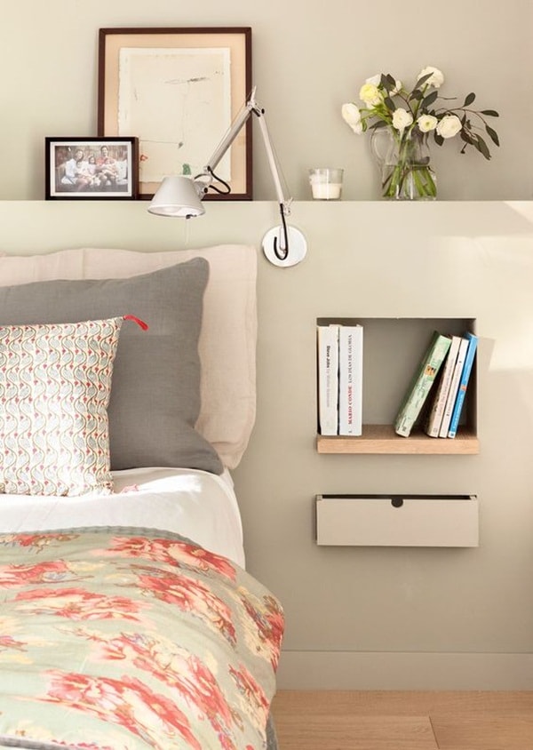 Libros al lado de la cama