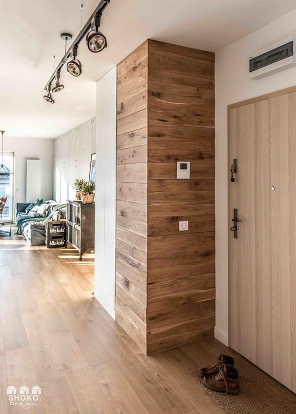 Pasillo con detalles en madera