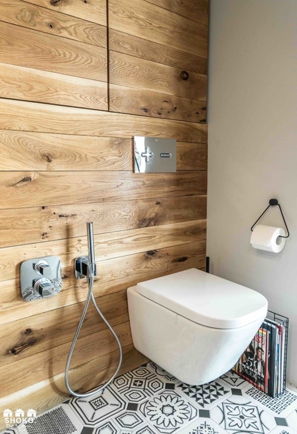 Pared de madera en el baño