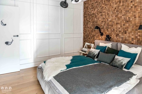 Dormitorio con blanco y madera