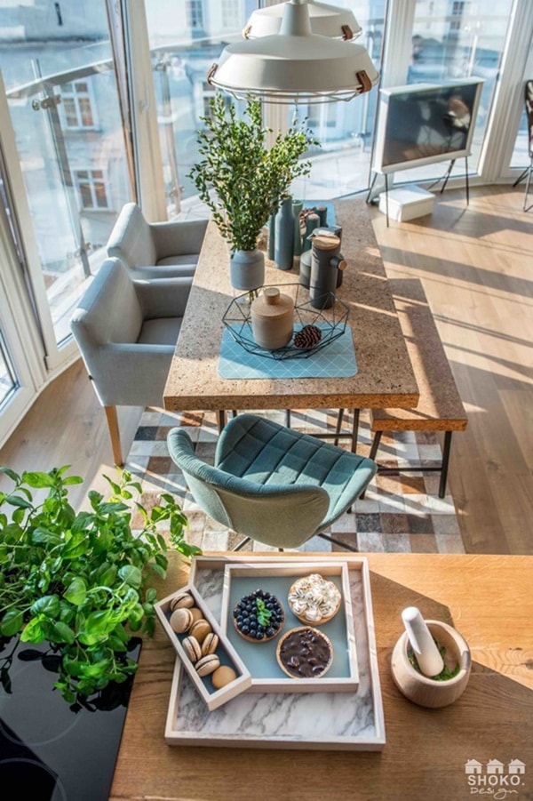 Sillas diferentes en el comedor