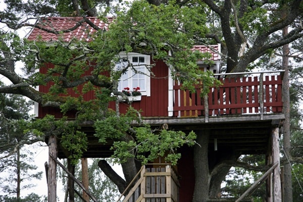 Casa en un árbol en color rojo
