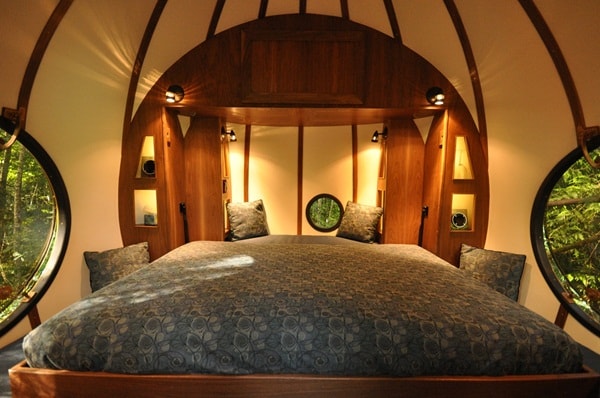 Casa en el árbol en forma de esfera