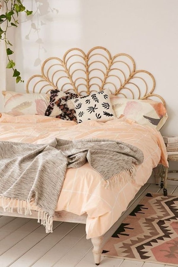 Cabecero de cama hecho con mimbre