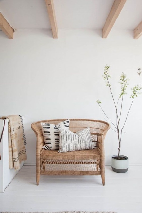 Sillón hecho con ratán