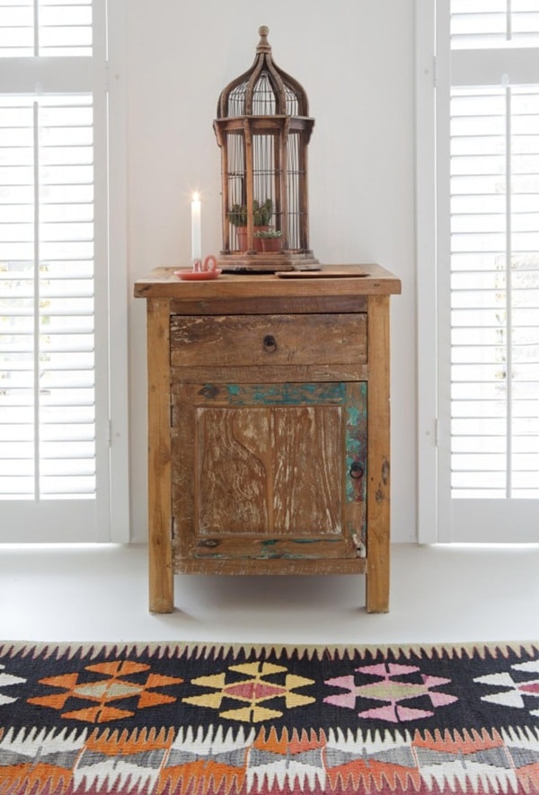 Mesa auxiliar de madera envejecida
