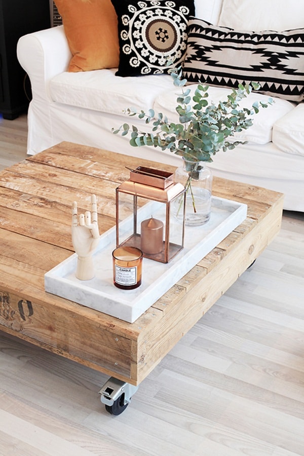 Mesa hecha con palets en salón nórdico bohemio
