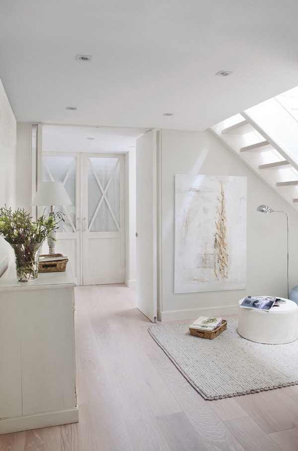 Sala pequeña con suelo laminado