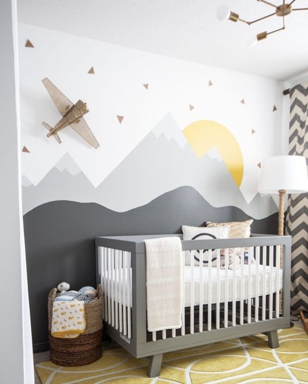 Dormitorio de bebé en gris, blanco y amarillo