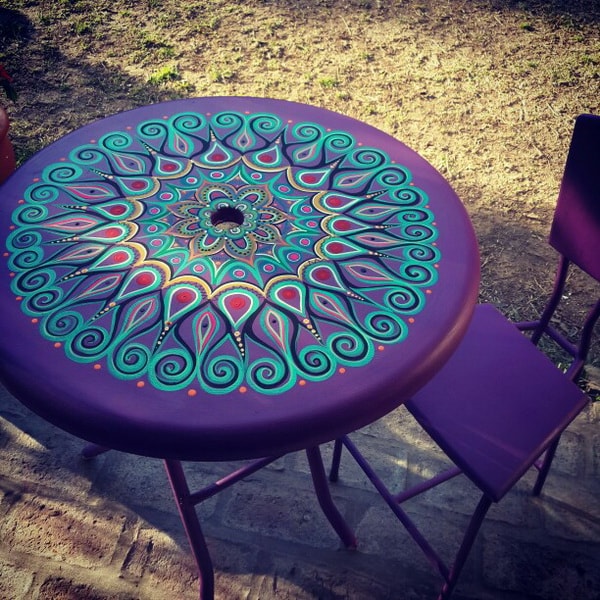 Mesas con mandalas pintados