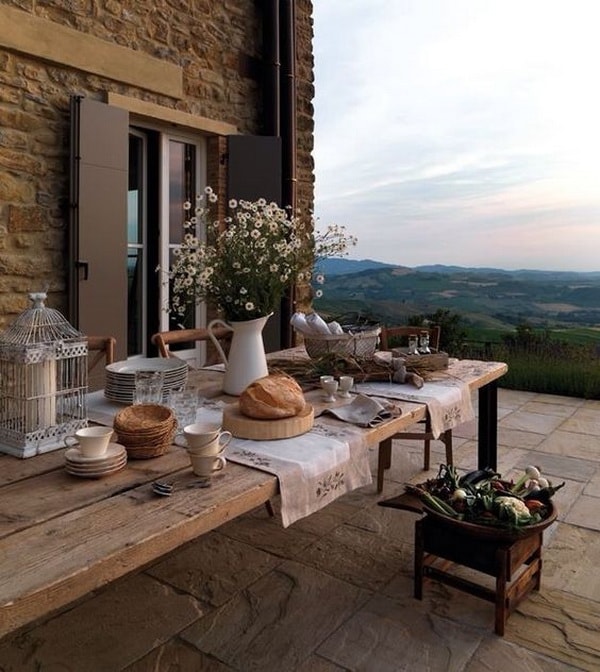Comedor al aire libre en la terraza con estilo rústico