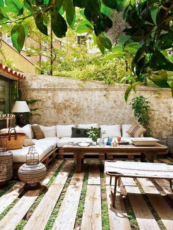 Muebles con palets en terraza estilo rústico