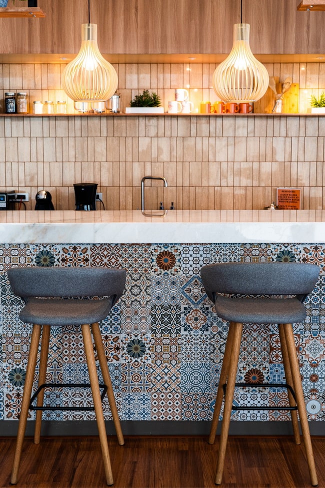 Barras de cocina con azulejos tipo hidráulicos