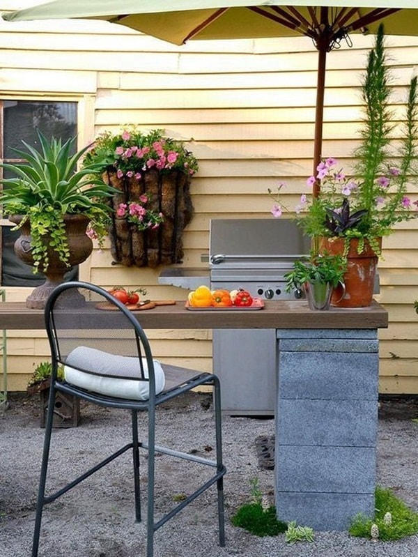 Barra para el patio hecha con bloques de cemento y una tabla