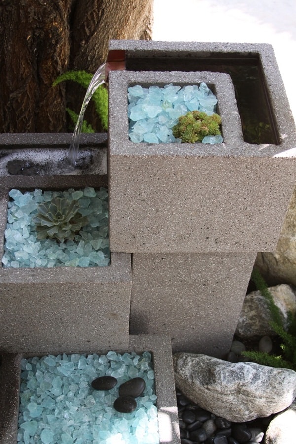 Fuente de agua hecha con bloques de cemento