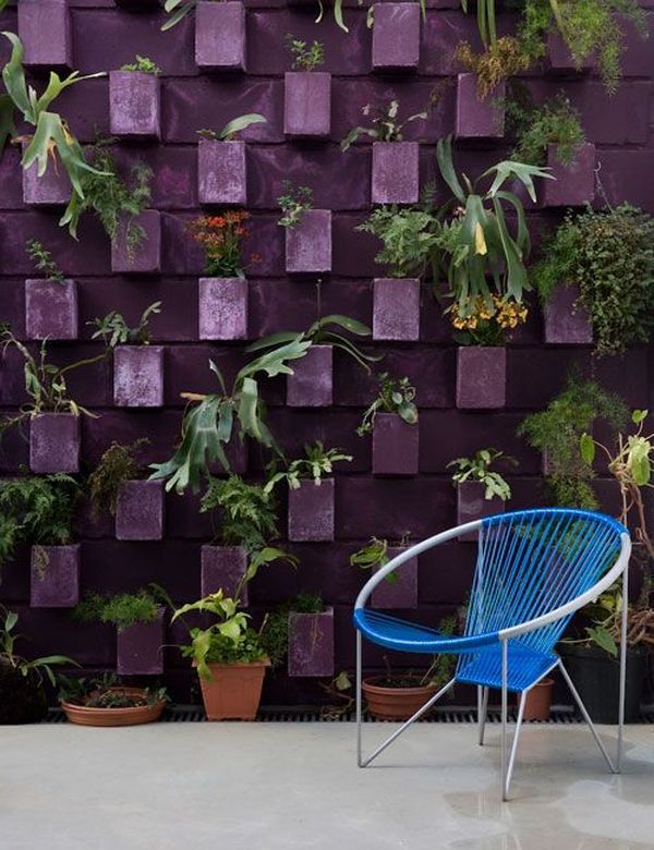Pared con maceteros hechos con bloques de concreto